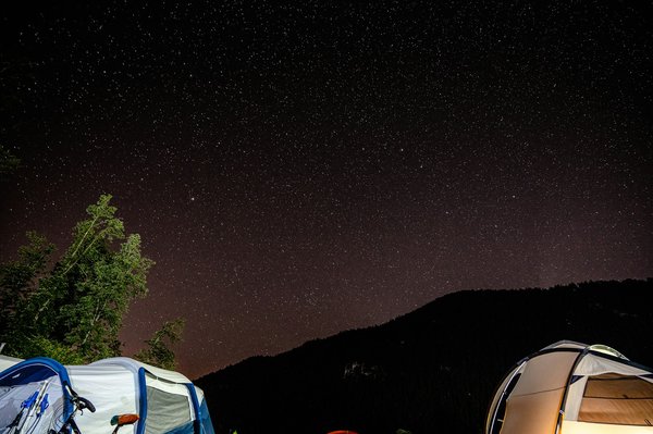 Quelles sont les meilleures techniques pour observer les étoiles en camping en région polaire?